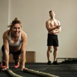 Athlète en plein effort sur un ergomètre
