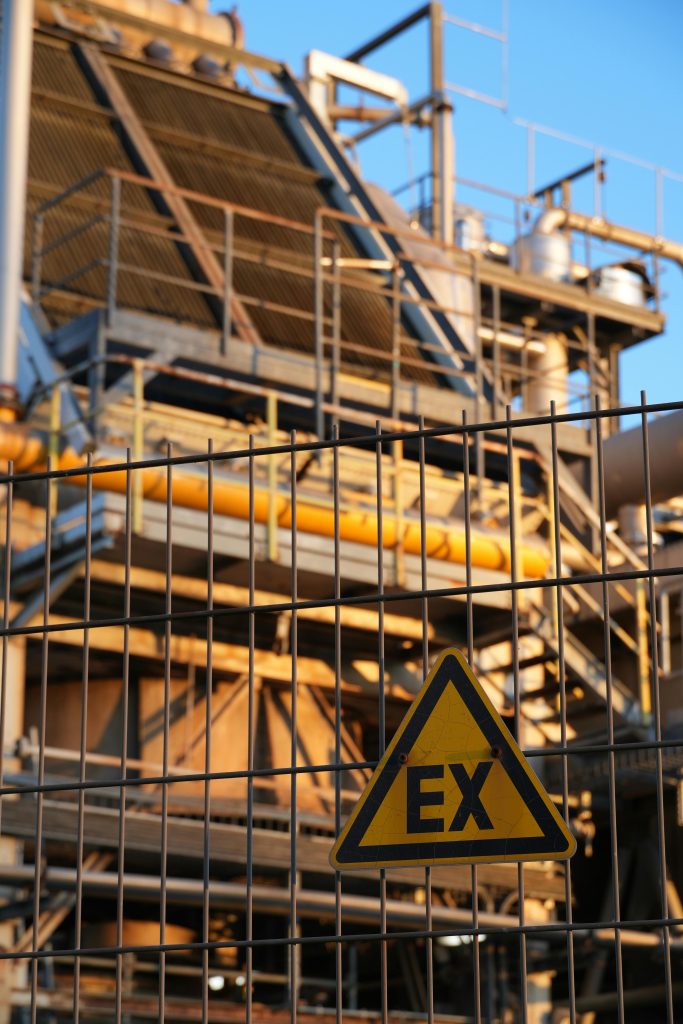 Vue d'ensemble des infrastructures de sécurité et bassins de rétention d'un site industriel classé ICPE.