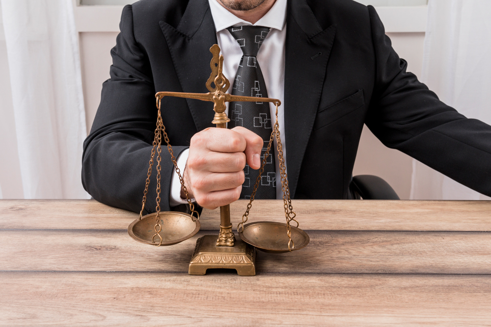 homme-tiens-une-balance-de-justice-mieux-agir