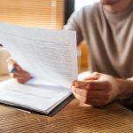 un dirigeant en costume signant un document officiel